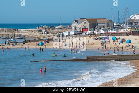 Lyme Regis, Dorset, Großbritannien. Mai 2020. Wetter in Großbritannien. Glühender Sonnenschein und klarer blauer Himmel im Badeort Lyme Regis an dem bisher heißesten Tag des Jahres. Familien und Strandbesucher werden erwartet, dass sie zum Strand strömen, um gesellschaftlich distanziertes Sonnenbaden zu genießen, während die Hitzewelle bis ins Wochenende andauert. Kredit: Celia McMahon/Alamy Live News Stockfoto