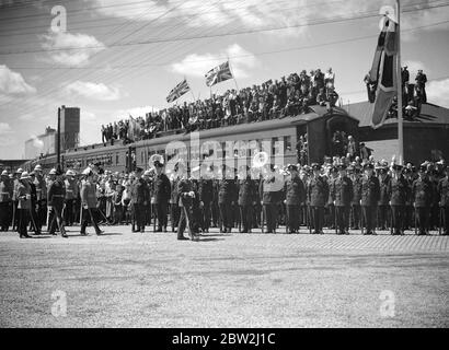 Die Königliche Tour durch Kanada und die USA von König George VI und Königin Elizabeth, 1939 der König und Königin links Halifax, Nova Scotia auf den Abschluss ihrer kanadischen und Vereinigten Staaten Tour, während der sie etwa 10, 000 Meilen. Die letzte Ehrengarde. Der König inspiziert die königliche kanadische Luftwaffe Garde der Ehre in Halifax . Menschenmassen können auf dem Zug und auf den Dächern gesehen werden. Stockfoto