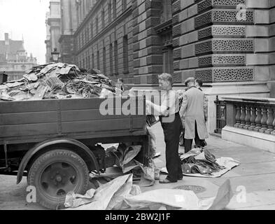 Kriegskrise, 1939. Vorsichtsmaßnahmen bei Luftangriff. Evakuierung - Ausrüstung für Regierungsbehörde. September 1939 Stockfoto