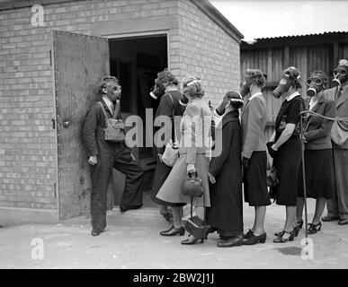 Kriegskrise, 1940. Vorsichtsmaßnahmen bei Luftangriff die Szene im Chelsea Town Hall, wo die Öffentlichkeit eingeladen wurde, die Gaskammer zu benutzen, um ihre Atemschutzgeräte zu testen. 15 Juli 1940 Stockfoto