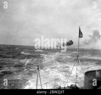 Die atlantische Flotte bei Moray Firth. H.M.S Rodney (Schwesterschiff von Nelson) feuert auf hoher See. 1928 Stockfoto