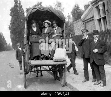 Golder's Green und Hampstead Garden City Bezirke Postfrauen starten ihre Runden. 1917er Stockfoto