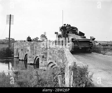 Ein Vickers Medium Mk II der 1. Panzerbrigade, der eine Brücke überquert, nahe der Salisbury Plain. Bis 20. August 1935 Stockfoto
