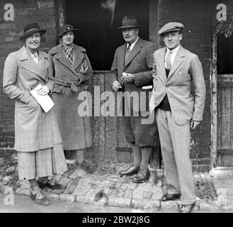 Basset Hounds Show im White Lion Hotel, Banbury. Sir Maurice Bromley Wilson (zweiter von rechts). 24. oktober 1934 Stockfoto