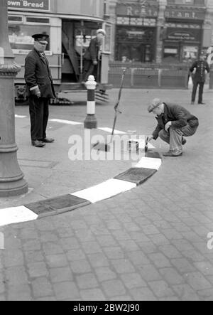 Vorsichtsmaßnahmen bei Luftangriff Verdunkelungsvorbereitungen schwarze und weiße Bordsteine am Elefanten. 28 Juli 1939 Stockfoto