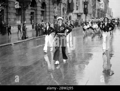 Die königliche Tour durch Kanada und die USA von König George VI und Königin Elizabeth, 1939 der König und Königin wird von der Thief River Falls Girl Band aus Minnesota begrüßt, USA, Paraden im Regen hinunter Portage Avenue, die Hauptstraße von Winnipeg, Kanada. Stockfoto