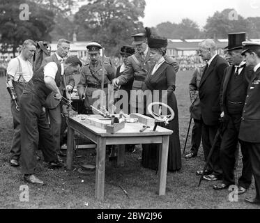 Königlicher Besuch im Roehampton Hospital, wo Soldaten verloren gegangene Gliedmaßen durch mechanische Ersatzstoffe ersetzt werden. Carthering. 30 Juli 1918 Stockfoto