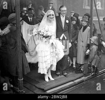 Hochzeit von Herrn Spencer Curtis Brown und Frau Enid Jean Watson in der Pont Street in St Columba, London. 26. Januar 1928 Stockfoto