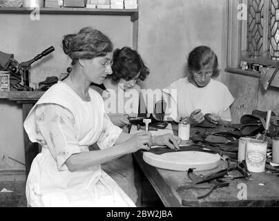 Herstellung von Holzschuh dauert ( W. H. Smith , Sloane Street ). Die Oberschwinger der Schuhe geschlossen werden. 21. September 1924 Stockfoto