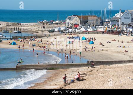 Lyme Regis, Dorset, Großbritannien. Mai 2020. Wetter in Großbritannien. Glühender Sonnenschein und klarer blauer Himmel im Badeort Lyme Regis an dem bisher heißesten Tag des Jahres. Familien und Strandbesucher werden erwartet, dass sie zum Strand strömen, um gesellschaftlich distanziertes Sonnenbaden zu genießen, während die Hitzewelle bis ins Wochenende andauert. Kredit: Celia McMahon/Alamy Live News Stockfoto