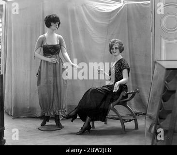 Die Herstellung von Wachsmodellen bei Sage's, Gray's Inn Road. Fertige Beispiele. 27 Februar 1921 Stockfoto