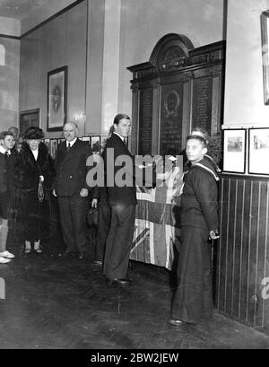 Der Earl of Jersey (George Francis Child Villiers, 9. Earl of Jersey) legt bei seinem Besuch der Fortescue House School, Twickenham (Arethusa and Shaftesbury Society), einen Flandern-Mohn auf das Schulkriegserdenkmal. November 1934 Stockfoto