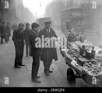 London Zeichen und Typen. Der Obsthändler. 13 März 1929 Stockfoto