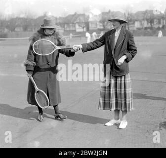 Lady Sinclair hat Tennisunterricht bei Mrs Larcombe in Roehampton. 19. April 1922 Stockfoto