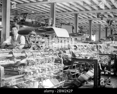 Bei den Herren James Burns' Buch Binding Werke in Esher. Maschine Falten durch eine dexter Maschine . 15 Mai 1923 Stockfoto