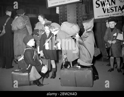 Kriegskrise, 1939. Die Vorkehrungen für Luftangriff der zweite Weltkrieg begann, und Evakuierte, wie diese in diesem Bild, begannen aus London für die Sicherheit des Landes auszuströmen. Mit Gasmasken-Koffern, Gepäckaufkleber, die sie identifizieren, an ihrer Kleidung befestigt, war es für einige von ihnen ein großes Abenteuer, denn viele von ihnen hatten ihr Zuhause nie verlassen, oder sogar London vorher. September 1939 Stockfoto