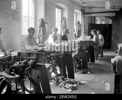 Bei den Herren James Burns' Buch Binding Werke in Esher . Putting auf die Endpapiere . 15 Mai 1923 Stockfoto