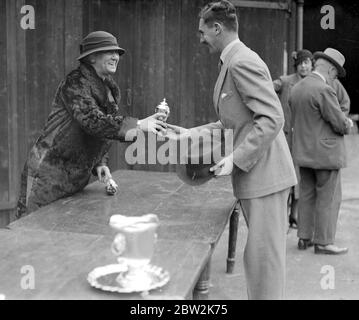 Die zwölfte jährliche Show der Masters of Basset Hounds Association im White Lion Hotel, Banbury. H.A. Frost erhält den Championship Cup für Ringwood, Docht und Kreishennel. 24. oktober 1934 Stockfoto