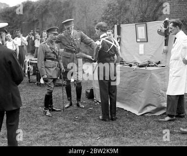 Königlicher Besuch im Roehampton Hospital, wo Soldaten verloren gegangene Gliedmaßen durch mechanische Ersatzstoffe ersetzt werden. Schnell schwingender Unterarm. 30 Juli 1918 Stockfoto