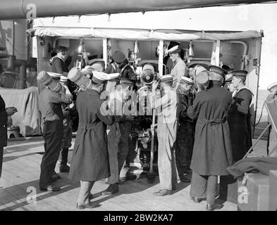 Die atlantische Flotte am Moray Firth. Vorbereitung auf den großen Shoot auf Renommee. Lade Nr. 3. 4 Zoll Gruppe - sie sind in drei Gruppen zusammengefasst und werden gleichzeitig durch Strom gebrannt. 1928 Stockfoto