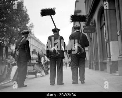 Kriegskrise, 1939. Air RAID Vorsichtsmaßnahmen Straßenreiniger und Blechhüte. 19. September 1939 Stockfoto