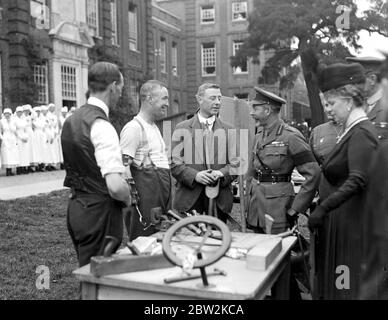 Königlicher Besuch im Roehampton Hospital, wo Soldaten verloren gegangene Gliedmaßen durch mechanische Ersatzstoffe ersetzt werden. König im Gespräch mit verstümmelte Helden. 30 Juli 1918 Stockfoto