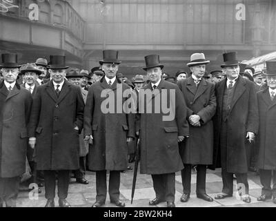 Amerikanische Delegierte kommen zur Navel Conferance in Paddington an, von links nach rechts Herr C.F. Adams (amerikanische Sek für Marine), Mr. A.V. Alexander (Brit. Erster Herr der Admiralität), Herr H.L. Stimson (amerikanische Staatsministerin), Arthur Henderson, Gen Dawes, Senator J. T. Robinson und Dwight Morrow. 17. Januar 1930 Stockfoto