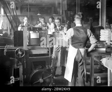 Bei den Herren James Burns' Buch Binding Werke in Esher. Einfassung von Hand . 15 Mai 1923 Stockfoto