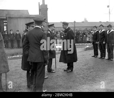 Königlicher Besuch der Immingham Docks. Seine Majestät im Gespräch mit Commander De Vassan, Counteville, Croix De Cuerre, Legion of Honor, EIN französischer Marineoffizier, der für 18 Monate in Vedun war. 10. April 1918 Stockfoto