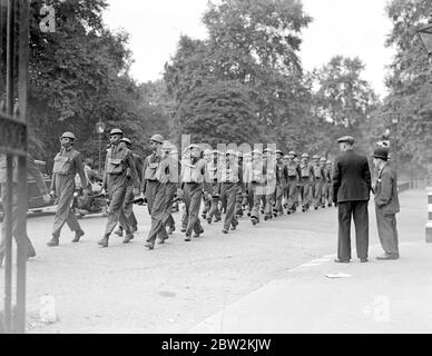 Kriegskrise, 1939. Luftangriff Vorsichtsmaßnahmen Truppen in marschierenden Reihenfolge, die in Gasmaskenbohrmaschine trainiert werden. September 1939 Stockfoto