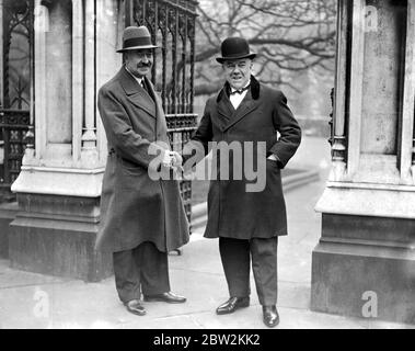 Westminster - Ankunft der Mitglieder und Wahl des Gewerkschaftsführers. Herr G. Lathan (Park Div Sheffield), links, und Herr Fred Montague (West Islington). Stockfoto