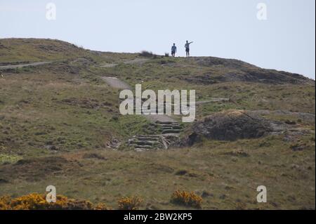 Wanderer auf Dumyat in der Nähe von Stirling, wie Menschen können Familie und Freunde im Freien treffen und Sport wie Golf und Tennis spielen wieder, wie das Land in Phase eins der schottischen Regierung Plan für schrittweise Aufhebung der Sperre bewegt. Stockfoto