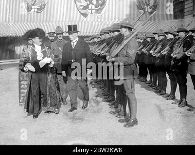 Herr Massey, Premierminister von Neuseeland, überreichte die Freiheit der Stadt - Inspektion der Ehrengarde der neuseeländischen Soldaten in der Guildhall Yard mit Sir Charles Cheere Wakefield. 11. November 1916 Stockfoto