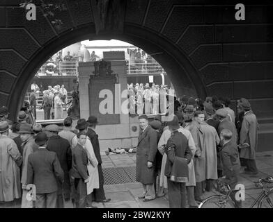 London. König George V Gedenkplatte, Embankment, enthüllt von Lady Ritchie. 15 Juli 1936 Stockfoto