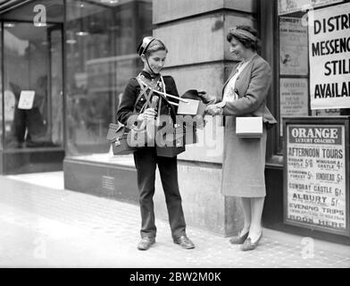 Kriegskrise, 1939. Luftangriff Vorsichtsmaßnahmen District Messenger mit Gasmasken und Fällen. 13. September 1939 Stockfoto