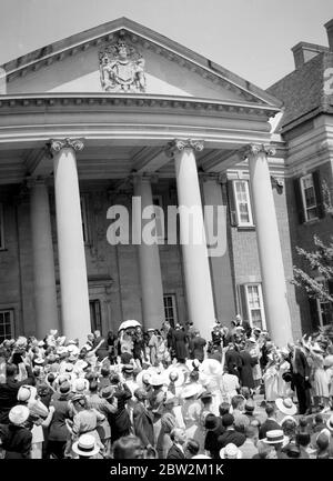 Die Königliche Tour durch Kanada und die USA von König George VI und Königin Elizabeth, 1939 der König und Königin begrüßt in Washington, der Hauptstadt der Vereinigten Staaten. Der König und die Königin winken von den Stufen der britischen Botschaft in Washington beim Empfang in der Botschaft für Mitglieder der politischen Gemeinschaft. Stockfoto