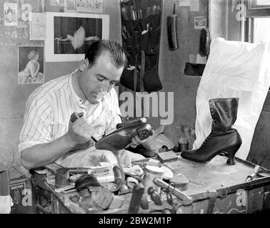 Herstellung von Holzschuh dauert ( W. H. Smith , Sloane Street ). Ein Paar Stiefel für eine verkrüppelte Dame - ein Stiefel hat einen Absatz von 2 1/2 Zoll und der andere einen von 6 Zoll . 21. September 1924 Stockfoto