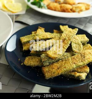 Food Konzept. Zucchini mit Semmelbröseln und Kräutern gratiniert. Hausgemachte Speisen. Stockfoto