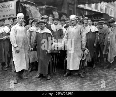 Smithfield Market Fleischträger in neuen Kopfbedeckungen und Kittel , vom Gesundheitsminister genehmigt . April 1925 Stockfoto