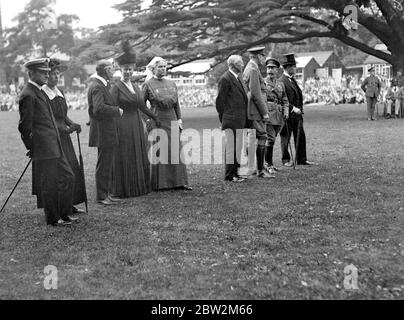 Königlicher Besuch im Roehampton Hospital, wo Soldaten verloren gegangene Gliedmaßen durch mechanische Ersatzstoffe ersetzt werden. Royal Party beobachten Demonstrationen einschließlich Matron Miss Munn und Col McLeod.N. 30 Juli 1918 Stockfoto