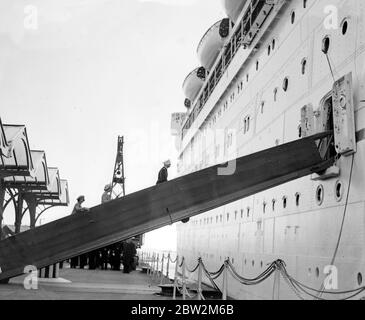 Die Königliche Tour durch Kanada und die USA von König Georg VI. Und Königin Elisabeth , 1939 der König und die Königin mit Prinzessin Elisabeth an Bord der Kaiserin von Australien 6. Mai 1939 Stockfoto