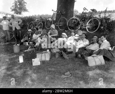Erntemaschinen campen in Weasenham, Norfolk, wo Schulmeister und Geistliche bei der Ernte helfen. Organisiert von Pfarrer Gough McCormick Vikar vom St. Michael's Chester Square. Stockfoto