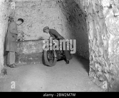 Motorrad in Höhlen in Chislehurst, Kent. Pilzzucht. 1934 Stockfoto