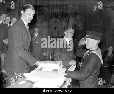 Der Earl of Jersey (George Francis Child Villiers, 9. Earl of Jersey) überreicht die Preise bei der jährlichen Preisvergabe an der Fortescue House School, Twickenham (Arethusa Training Ship und Shaftesbury Homes). November 1934 Stockfoto