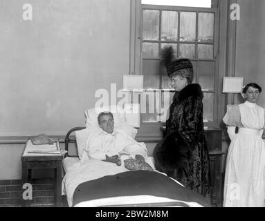 Der König und die Königin besuchen Whipps Cross war Hospital. Königin Mary spricht mit einem verwundeten Kriegsveteran. 17. November 1917 Stockfoto