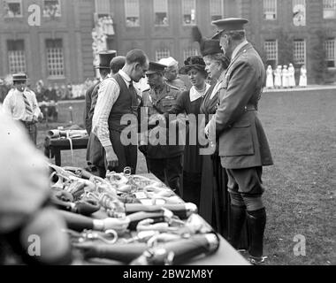 Königlicher Besuch im Roehampton Hospital, wo Soldaten verloren gegangene Gliedmaßen durch mechanische Ersatzstoffe ersetzt werden. Prinzessin Mary testet mans künstlichen Arm. 30 Juli 1918 Stockfoto