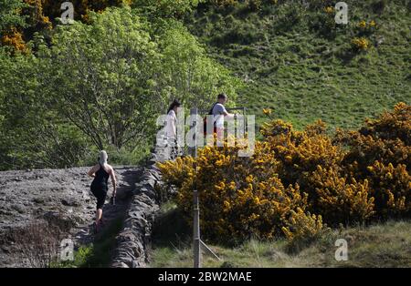 Wanderer auf Dumyat in der Nähe von Stirling, wie Menschen können Familie und Freunde im Freien treffen und Sport wie Golf und Tennis spielen wieder, wie das Land in Phase eins der schottischen Regierung Plan für schrittweise Aufhebung der Sperre bewegt. Stockfoto