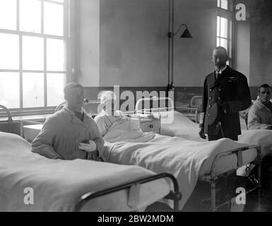 Königlicher Besuch der Verwundeten Zeebrugge-Helden im Chatham Naval Hospital. Der König fotografierte in einer der Stationen - der Mann, der seiner Majestät am nächsten ist, ist A. B. Douglas Gray vom Rachasten. 30. April 1918 Stockfoto