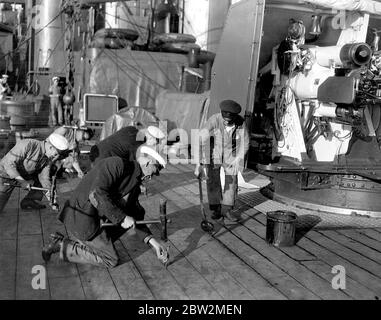 Die atlantische Flotte bei Moray Firth. Deck nach einem schweren Schuss auflösen - die Gehirnerschütterung bricht die Tonhöhe zwischen der Deckbeplankung auf und muss nach dem Schießen wieder aufgefüllt werden. 1928 Stockfoto