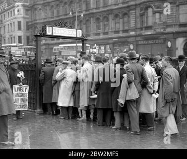 Verkehr In London. In die U-Bahn am Trafalgar Square. 29. April 1933 Stockfoto